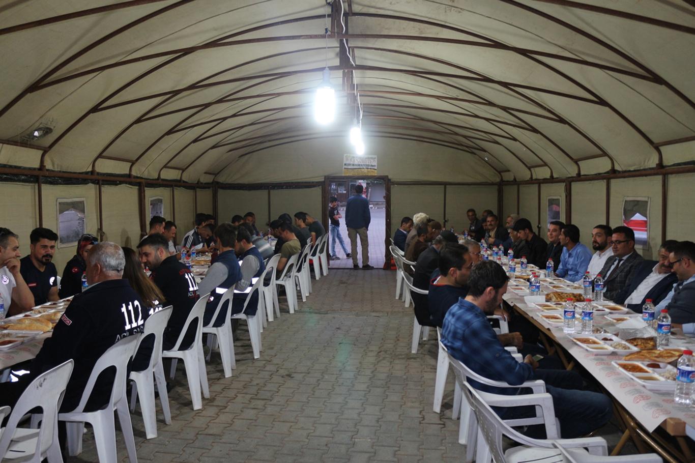Şirvan’da yüzlerce kişiye iftar yemeği veriliyor